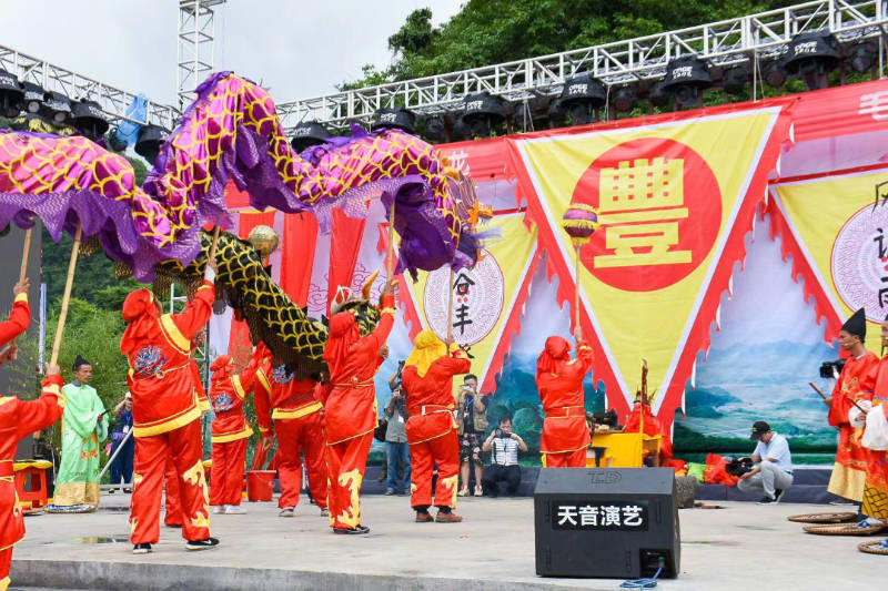 广西环江：祈福纳牛共庆分龙节