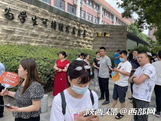 （转载）西安民办义务教育学校“摇号”结束 未摇中家长心态好：去公办学校一样优秀