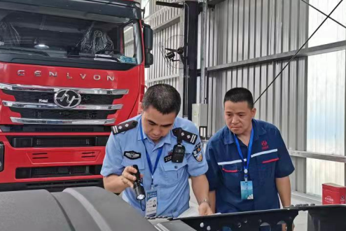 【原创】重庆市两江新区警方为重型卡车提供“一站式”服务 助力汽车产业发展_fororder_微信图片_20210709111554