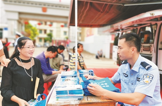 “警保农邮”送车管服务下乡