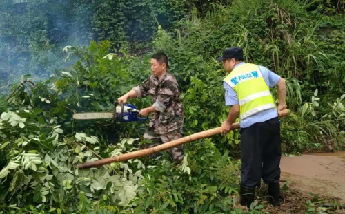 【原创】重庆渝北区警方积极应对强对流天气_fororder_微信图片_20210709160326