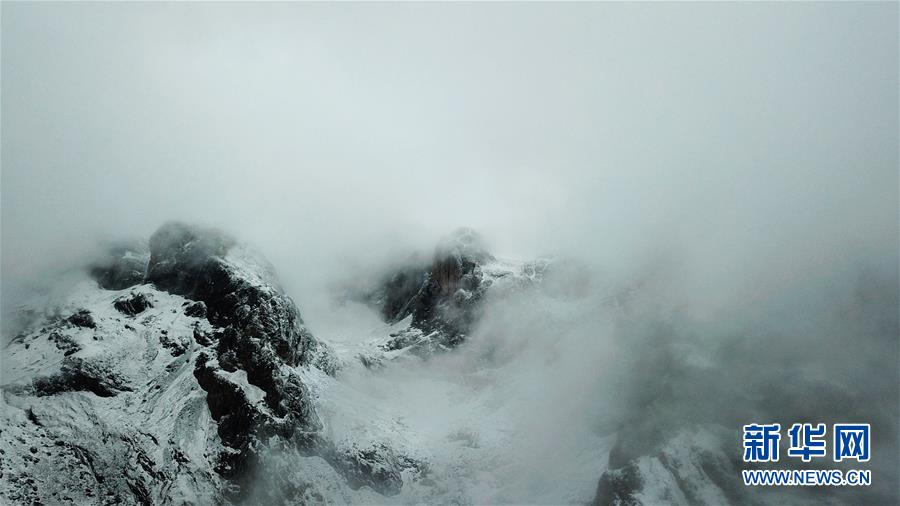 甘南扎尕那的雪山云海盛宴