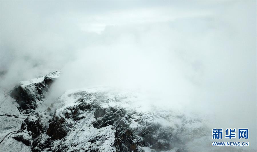 甘南扎尕那的雪山云海盛宴