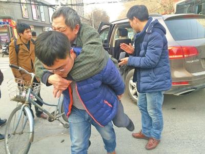 车压老人脚市民合力抬车救人 老人:我不会讹钱