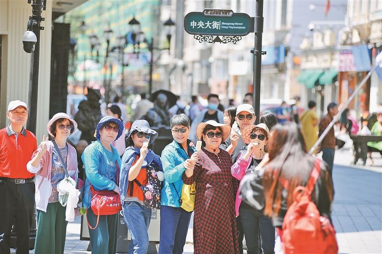 冰城旅游升温 冰棍大列巴热销