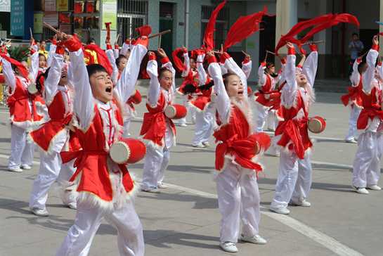 西安市高陵区举行“六一”儿童节表彰暨少先队入队仪式