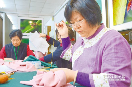 台志工妈妈手绣内衣做生日礼物为妈祖庆生