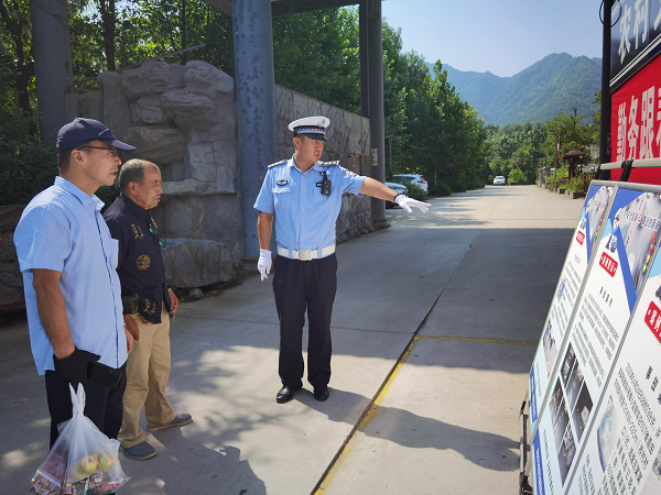 （转载）加强道路交通安全管理 长安交警将集装箱学堂搬上马路