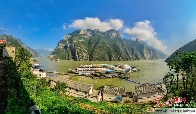 重庆巫山：三峡水库试验性蓄水完成 生态平湖美景如画