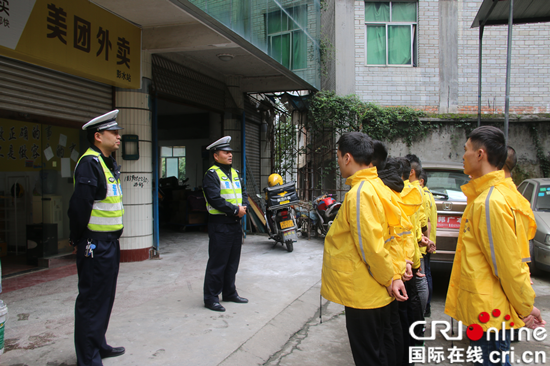 已过审【法制安全】彭水交警上门开展安全培训 为外卖配送员发放通行证