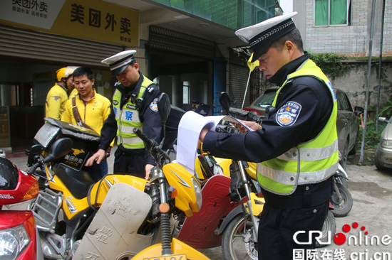 已过审【法制安全】彭水交警上门开展安全培训 为外卖配送员发放通行证