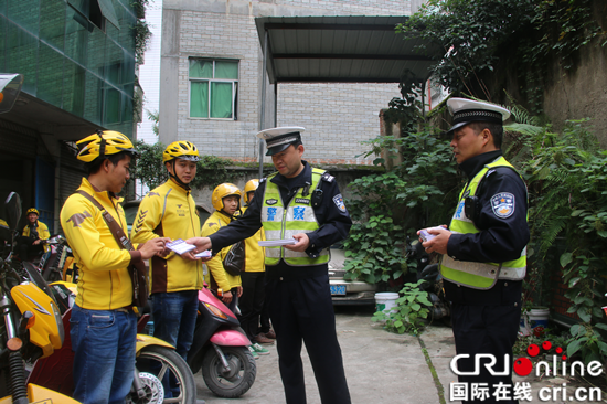 已过审【法制安全】彭水交警上门开展安全培训 为外卖配送员发放通行证