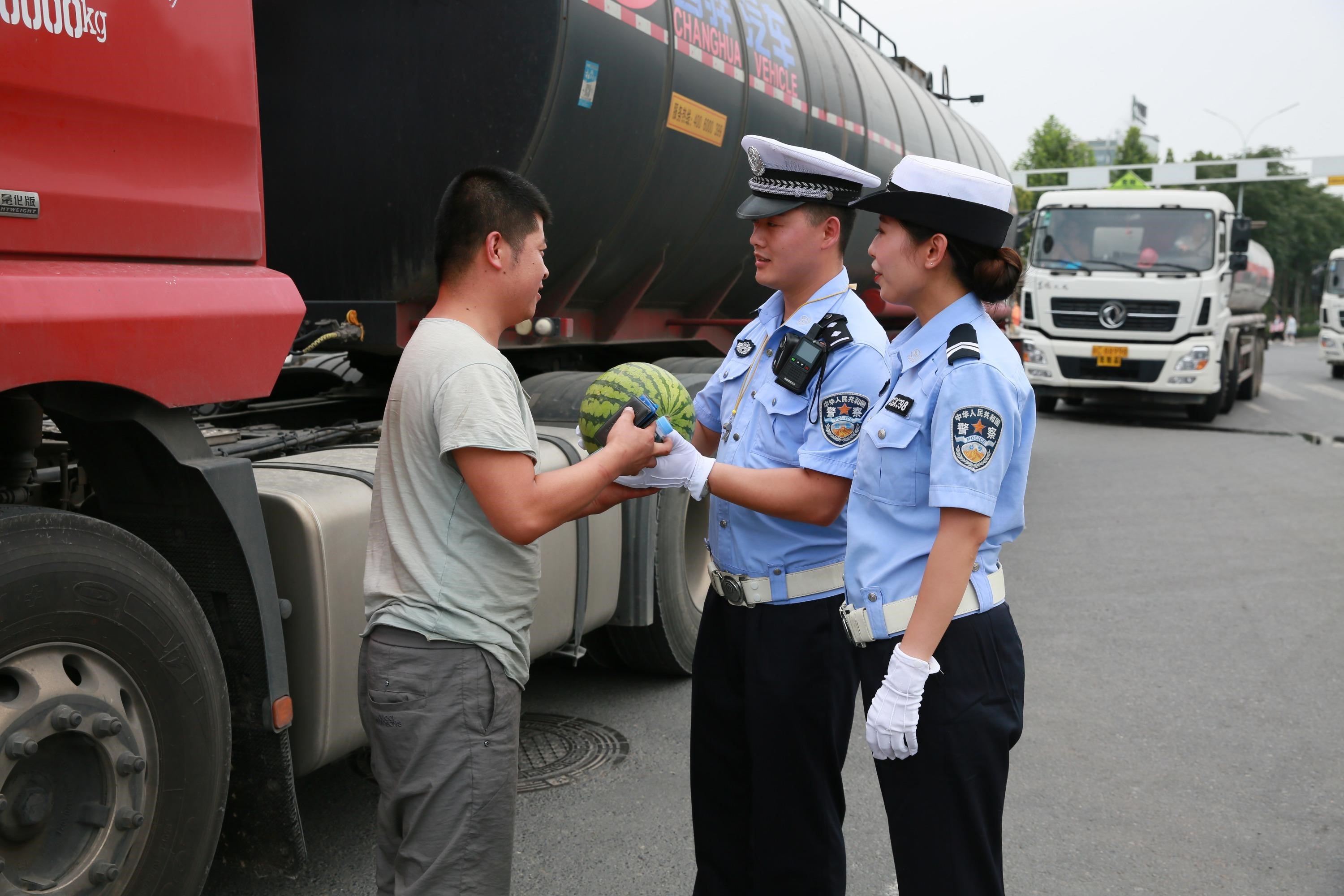 点赞宝鸡交警—你遵守交通法规 我赠送一片清凉_fororder_3