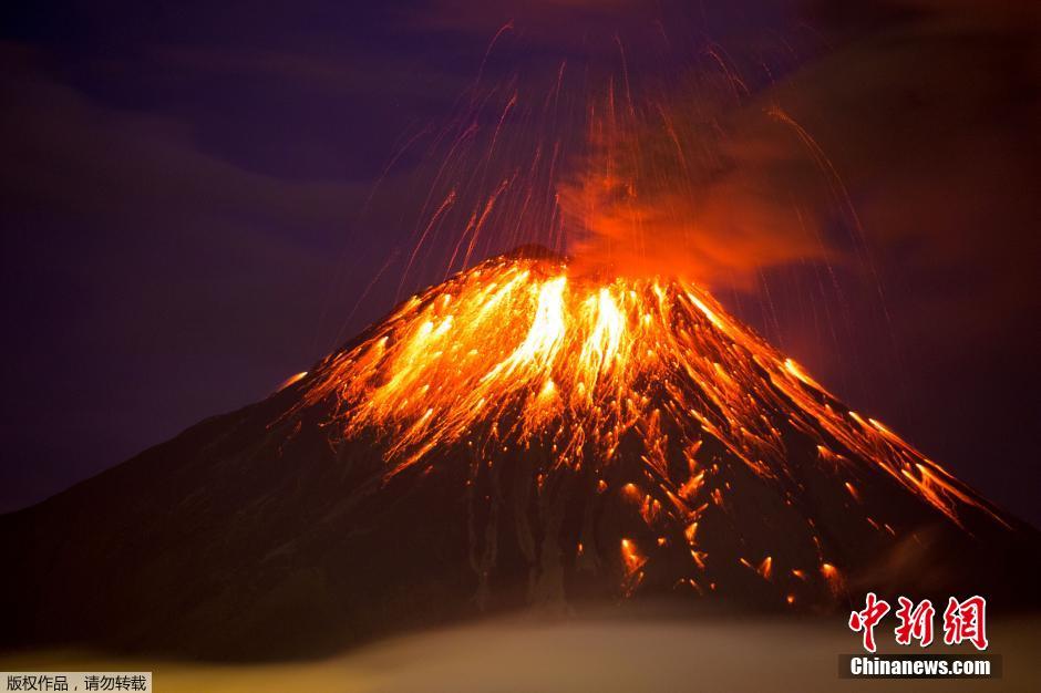 厄瓜多尔通古拉瓦火山喷发 夜空绚丽