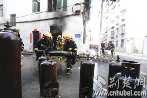 湖北襄阳民居发生爆炸 事发现场清出72个易爆物