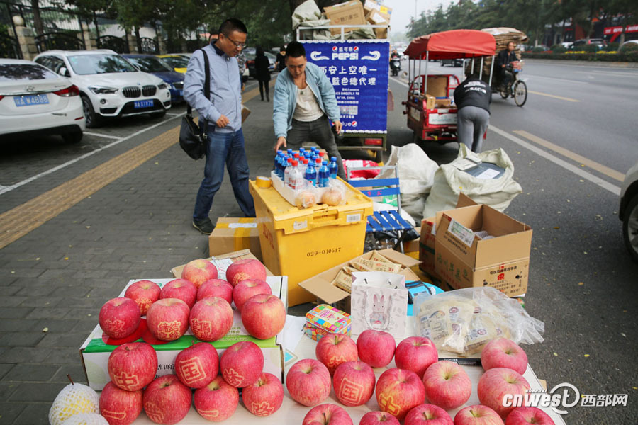 【焦点图 显示图在稿件最下方】90后快递小哥顺便卖自家苹果收入倍增