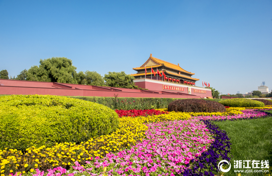 北京碧空如洗 游客络绎不绝