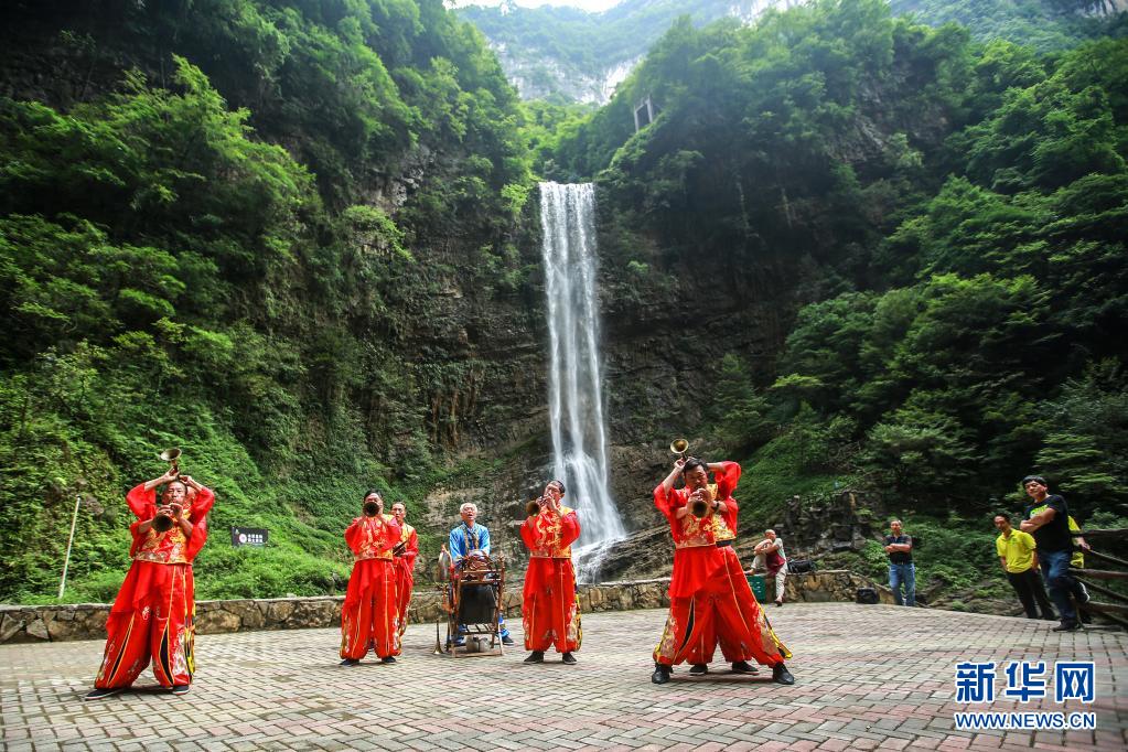 湖北秭归：民俗表演进景区