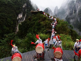 习近平的小康故事丨“给群众打开一扇脱贫致富的大门”