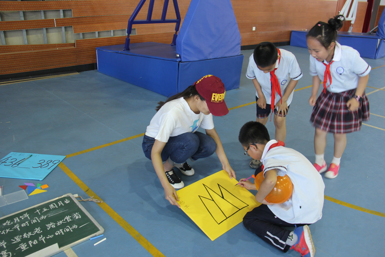 沈阳师范大学大学生陪小学生过“六一