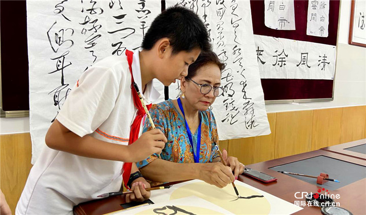 打腰鼓、学国画、舞狮子  驻华大使夫人与沣西实验学校学生亲切互动_fororder_图片22