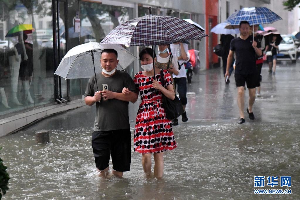 郑州遭遇历史极值暴雨 交通中断市内部分地区停水停电