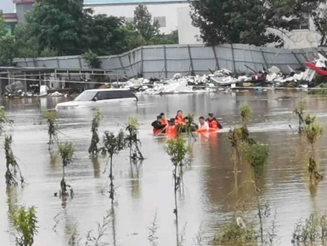 暴雨中，他们抬着大爷、抱着娃……