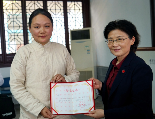 （社会广角列表 三吴大地苏州 移动版）邹英姿：最美苏绣赠与最美逆行者