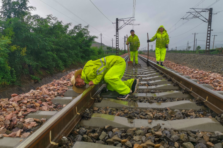 以雨为令，铁路部门积极应对强降雨