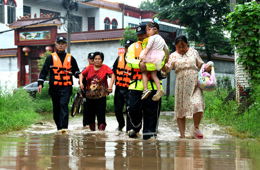 【豫见·风雨同舟】人民警察 越是危险越向前