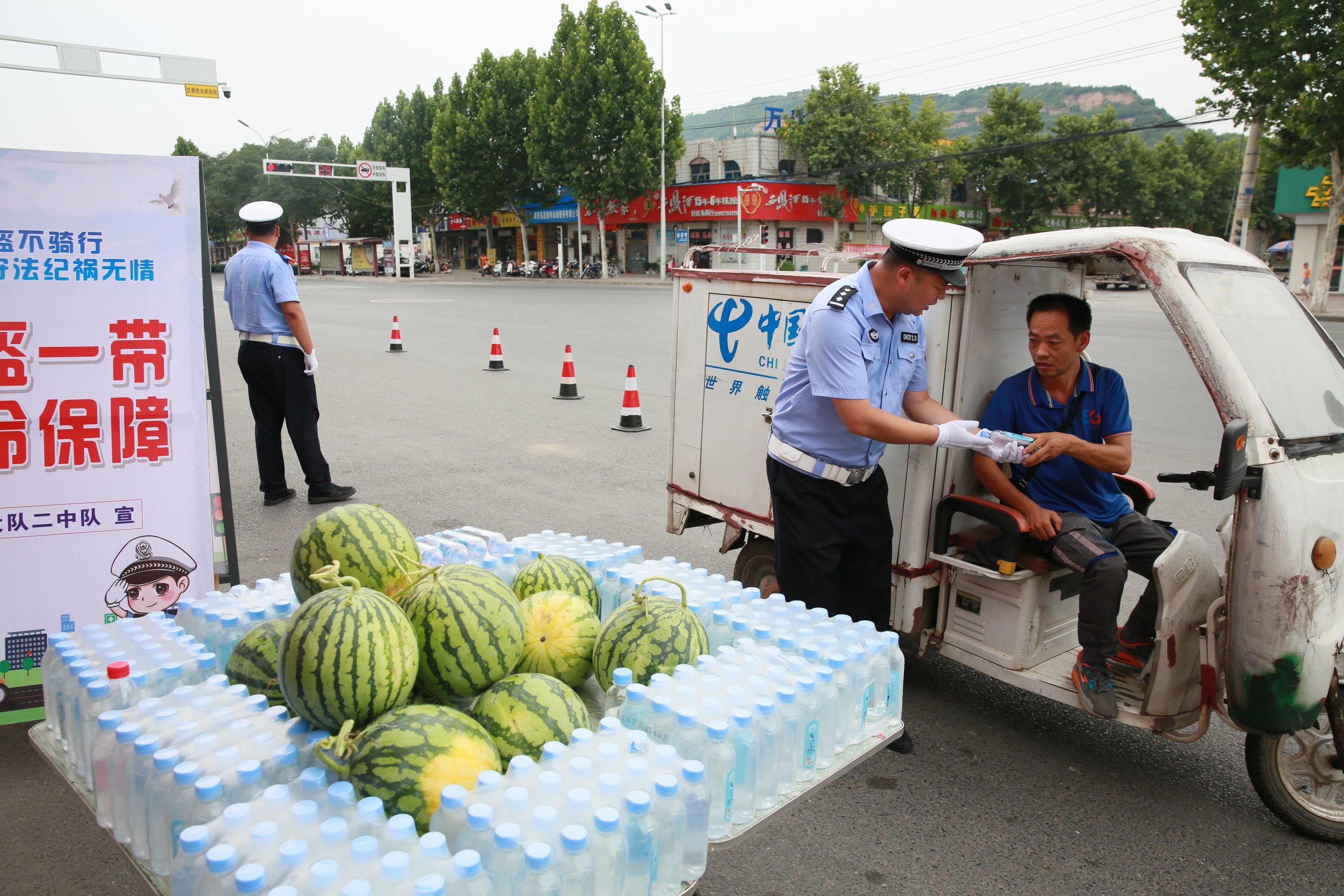 点赞宝鸡交警—你遵守交通法规 我赠送一片清凉_fororder_2