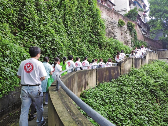 【区县联动】【渝中】重庆枇杷山正街社区举行“好邻居健步走”活动 【区县联动 列表】渝中枇杷山正街：居民健步走 增进邻里情