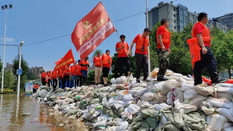 闻“汛”而动 坚守防汛救灾一线的职工“志愿红”_fororder_3-圆方集团党员突击队-雷勇劳模突击队支援新乡