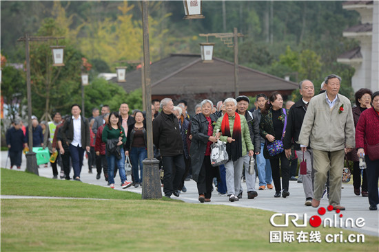 已过审【CRI专稿 列表】铜梁福果山“敬老节” 300位老人齐聚一堂庆重阳