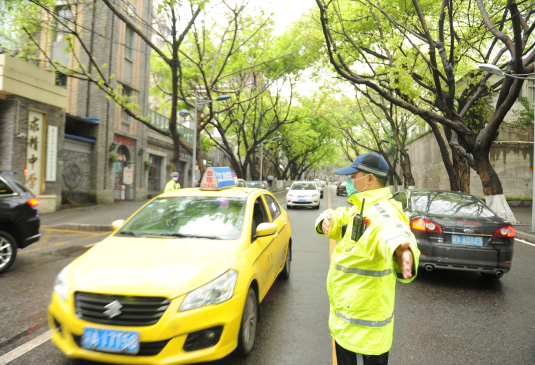 OK有修改【重庆渝中区公安分局供稿】各中小学开学复课 重庆渝中警方提醒市民错峰、依规、安全出行