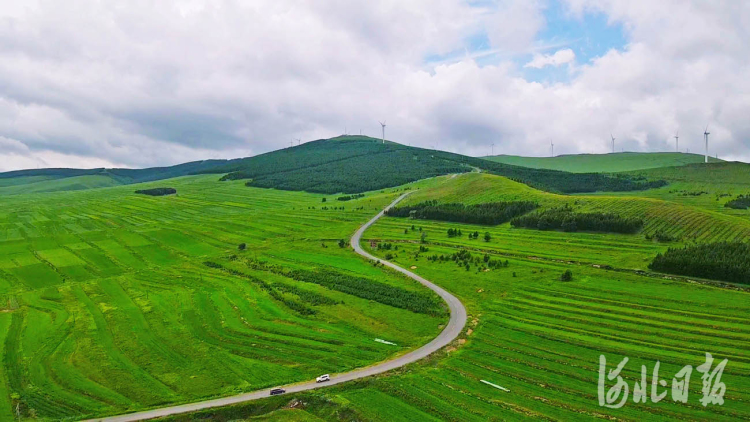 河北张家口：草原天路景美如画