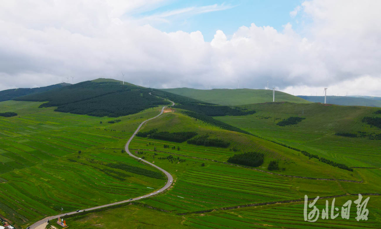 河北张家口：草原天路景美如画