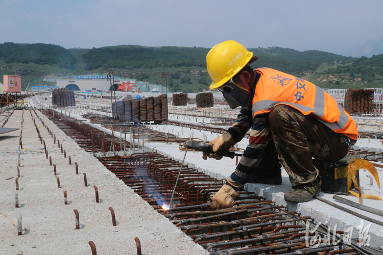 京秦高速公路施工忙