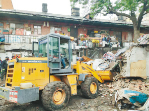 道里区中央大街辅街拆除违建和煤柈棚工作初战告捷