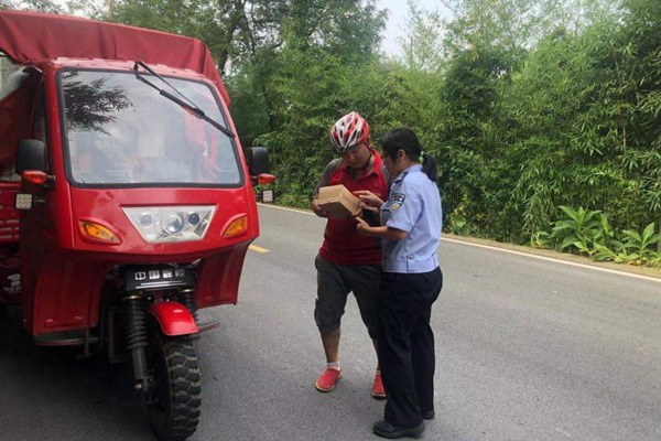 【原创】重庆市璧山区民警狂追5公里送回遗落快递_fororder_图片1