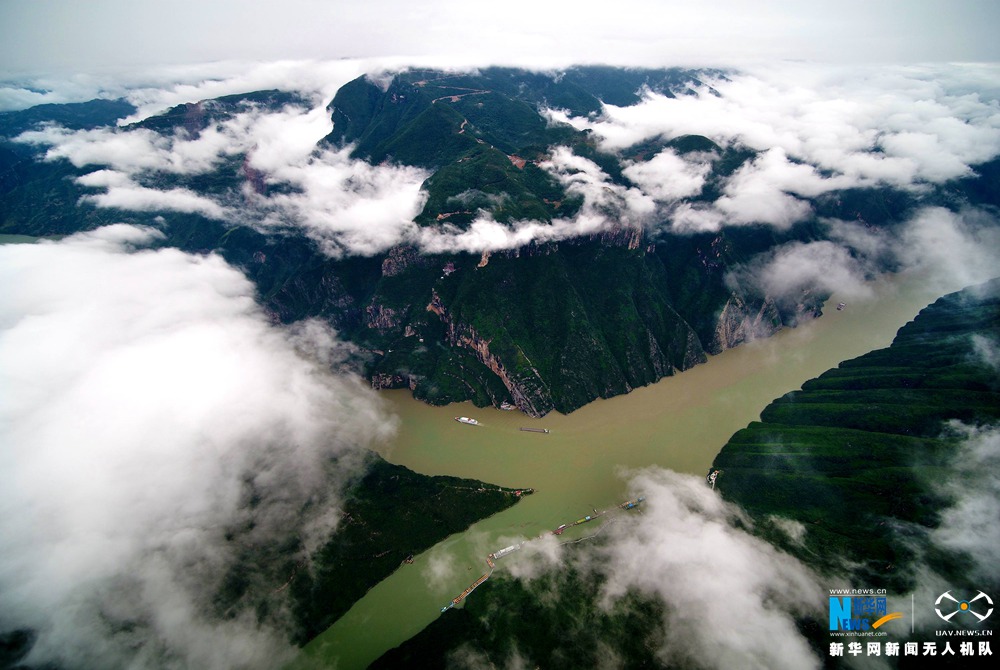 【“飞阅”中国】航拍长江三峡雨后秋韵 云雾弥漫如天降水墨