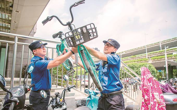 江苏：高温“烤”验下的最美身影