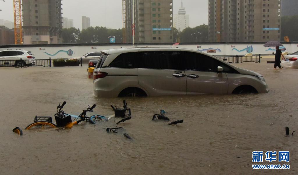 郑州遭遇历史极值暴雨 交通中断市内部分地区停水停电