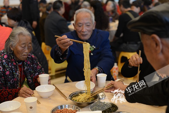 重阳登高传承孝老爱老文化 重庆300名老人品尝“长寿宴”