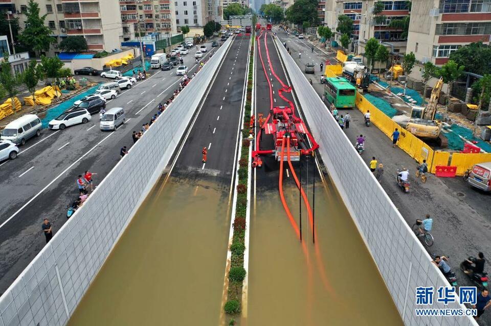 河南郑州：抢排内涝