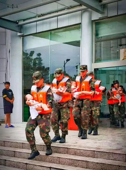 暴雨中，他们抬着大爷、抱着娃……