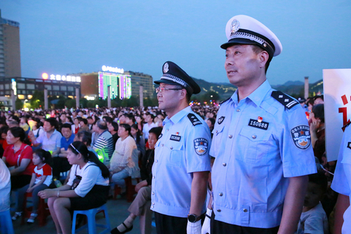 【河南供稿】卢氏县公安局完成中国残疾人艺术团卢氏县专场演出的安保任务