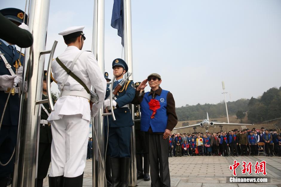 抗战老兵与长沙大学生同升国旗