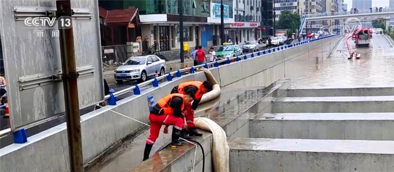 风雨之下携手共进！直击郑州防汛救灾中的暖心画面