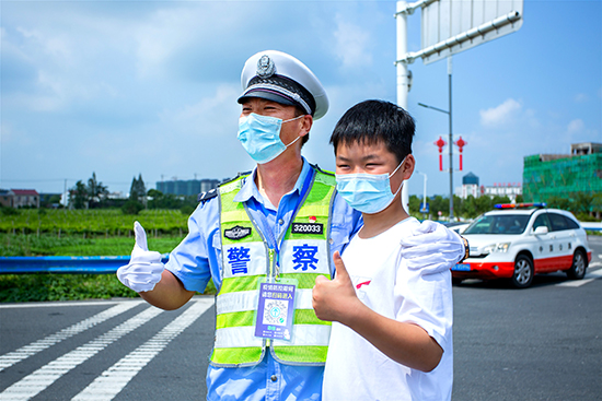 连云港灌云县：小学生探营疫情防控查验点  “奔跑哥，我想你了”_fororder_2401628055203_.pic_hd